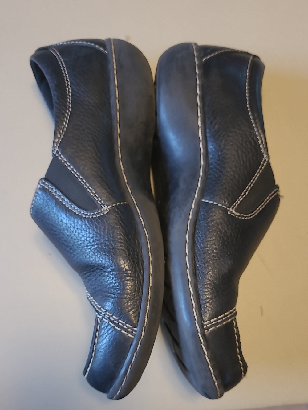 Clarks Brand Black Slip In Shoes With Button Sides.  Size 7-1/2M. - Picture 4 of 8